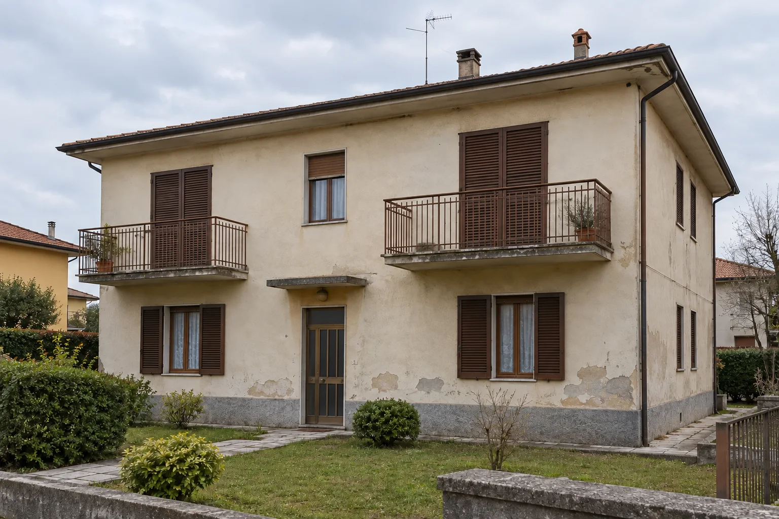 Edifici, da valorizzare: prima dell’intervento (immagine illustrativa generata)